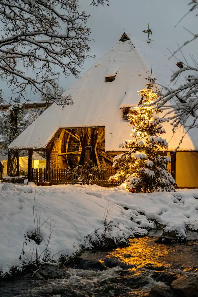 Verschneite Kirnachmühle mit Weihnachtsbaum