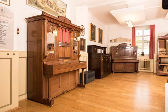 Heimatstube in der alten Schule mit historischen Musikschränken